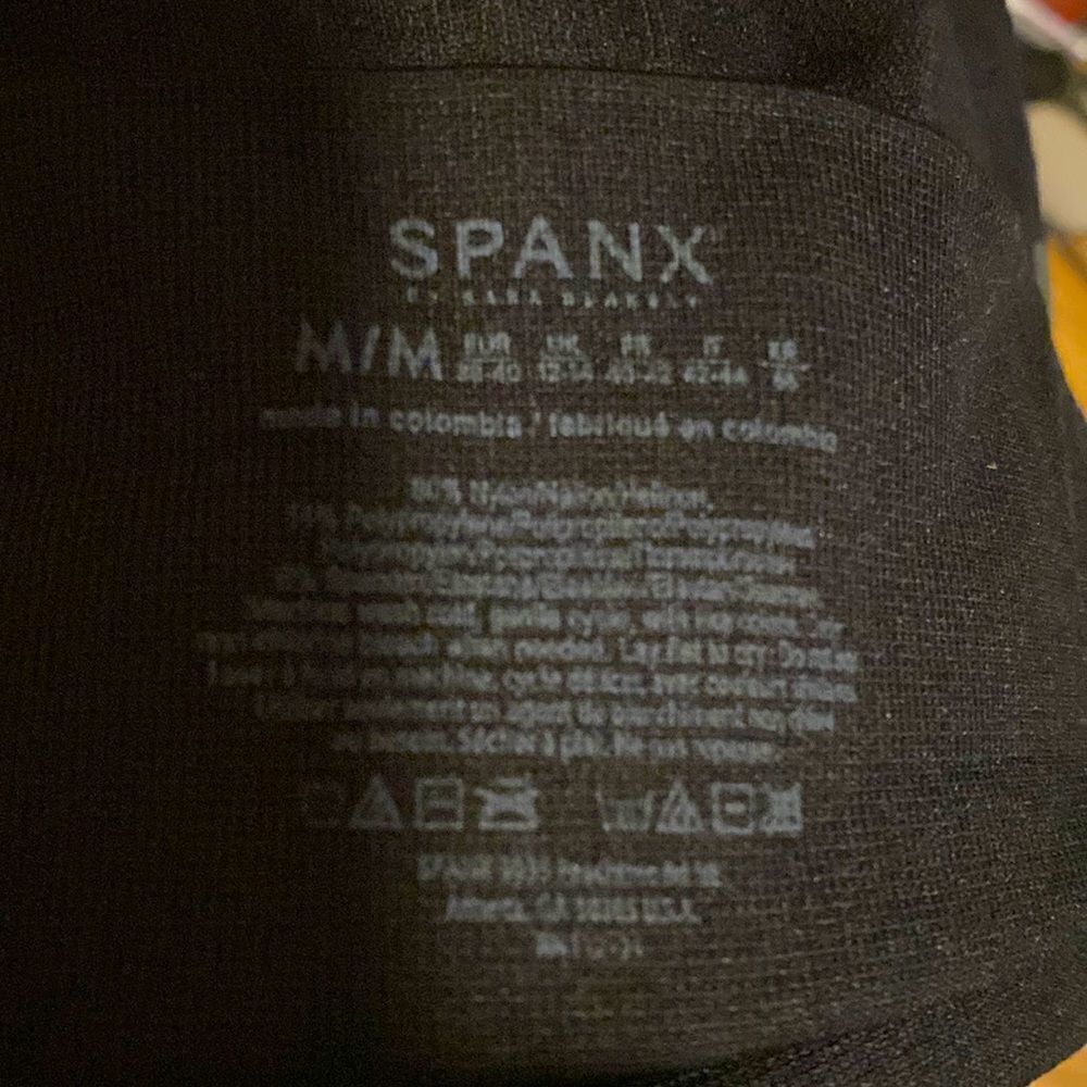 Spanx legging. Womens size medium. Black with gray Aztec type design.NWOT! - Picture 2 of 4